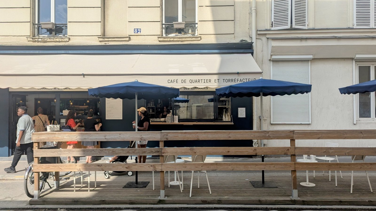 Café Dose in the Batignolles neighborhood in the 17th arrondissement on Paris from the outside.
